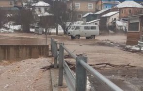 бедствие западна българия вода залети пътища отнесени мостове наводнени къщи