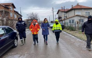 фандъкова инспектира работата аварийните екипи засегнатите наводнението райони снимки