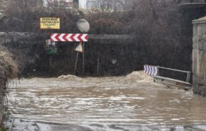 ужас река искър опасно високи нива излиза коритото снимки