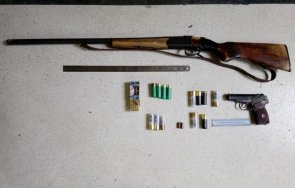 бракониер изхвърлил незаконна пушка джип полицейска проверка пътя