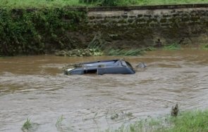 река отнесе кола село симитли