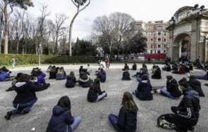 италия учениците излязоха протест удължаването неприсъственото обучение