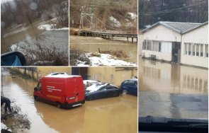 пик своге страшно река искър бушува заля къщи промишлени постройки видео снимки