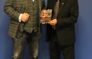 кралев димитър пенев обсъдиха извършването ремонт стадиона мировяне пената изненада министъра подарък