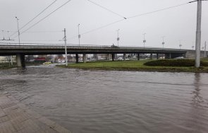 наводнение пловдив кукленско шосе скобелева майка вода пожарната отводнява изби тракия снимки