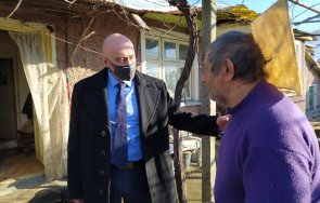 шефът мвр шумен окръжния прокурор посетиха ограбената годишна жена