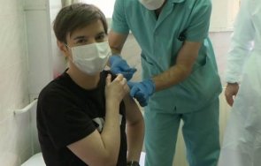 премиерът сърбия постави втората доза ваксина