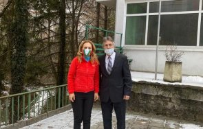 вицепремиерът марияна николова обсъди развитието местния туризъм кмета нареченски бани