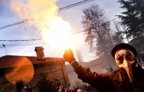 северна македония издирват мъжа запалил българското знаме