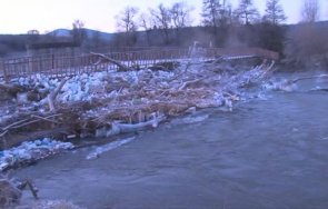 плаващо сметище образува река струма