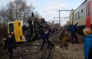 последните минути влак размаза камион шофьорът болница