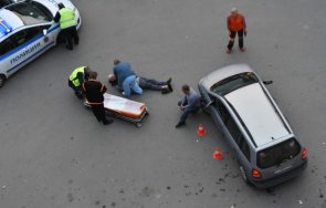 кола катастрофира помля мъж магазин