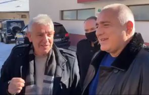 първо пик премиерът борисов лъки дали сме млн ремонти живеят хората добре питайте радев обвинява харчим чии пари спрем лекарите учителите пенсионерите