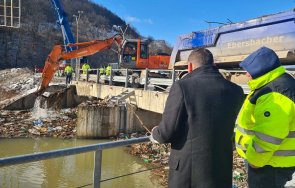 илиан тодоров инспектира почистването плаващите отпадъци вец своге снимки