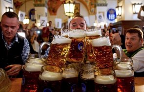 бира наздравици чешките пъбове отвориха знак протест