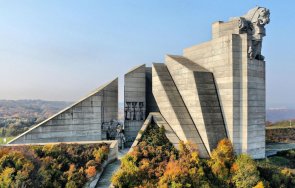 задържаха екстремисти осквернили монумента 1300 години българия