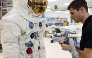 музейко показват лунния астронавтски костюм нийл армстронг