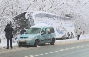 Автобус с 20 учителки е паднал в канавка край пътя