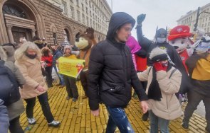 протестът ресторантьорите блокира цар освободител 150 души искат отваряне заведения детски кътове снимки