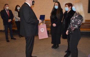 първо пик иван гешев връчи отличие почетен знак прокуратурата република българия наследниците евгений гюров снимки