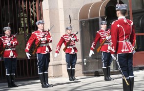 търсят гвардейци ръст 175 185 средно образование неосъждани