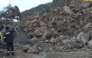 извънредно свлачище затвори пътя искърското дефиле движението отбива снимки