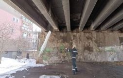 опасни ледени висулки застрашават перничани