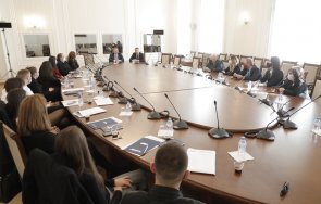 студенти унсс влязоха народното събрание стажанти парламентарната антикорупционна комисия снимки