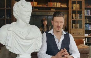 димо алексиев подарява статуя себе снимка