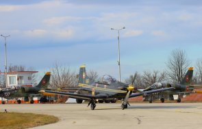 военновъздушната учебна база долна митрополия започна активна летателна дейност снимки