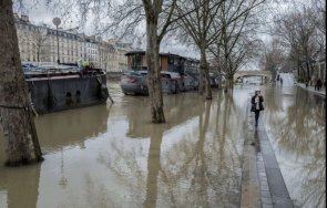 франция вода реките преливат евакуират хората видео