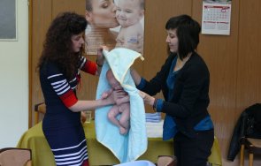 учат майки грижат новородени бебета