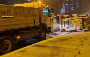 ураганният вятър обърна багер софия