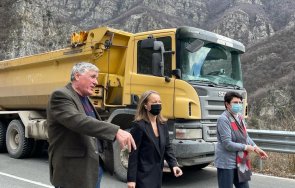 започна укрепването срутената подпорна стена пътя кричим девин