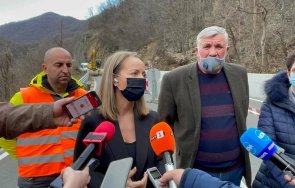 започва укрепването пропадналия участък пътя кричим девин снимки