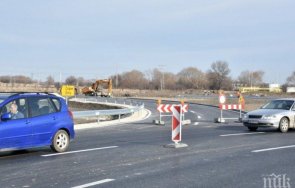 огромна тапа околовръстното пловдив заради камион обърнал канавка