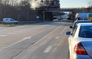 възстановиха движението хемус подробности изгорелия тир състоянието шофьора