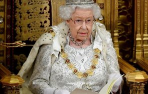 Британската кралица Елизабет II за пръв път посрещна сама годишнината
