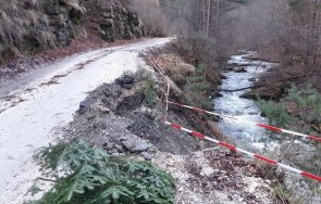 спешно укрепват свлачището пътя лилково ситово