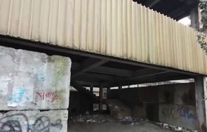 опасна сграда превърната бунище игра деца