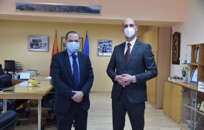 посланикът северна македония предостави хуманитарна помощ социално слаби семейства щип снимки