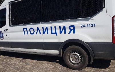 откриха мъртви кучета заключени джип