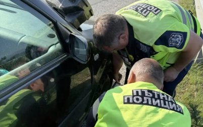 джентълмени полицаи смениха спукана гума автомобил магистрала тракия