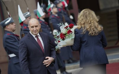 извънредно пик гражданинът радев напусна президентството извика малобройна агитка пази медиите снимки видео