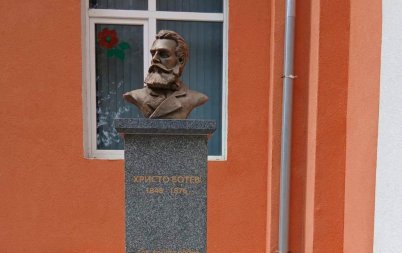 откриват паметник христо ботев училището батановци