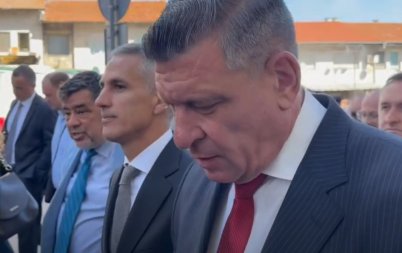 позорно активисти гюров кандев блъскат репортер наръх деня независимостта бившият главсек гузно гледа телефона въпрос юлиян картофа видео