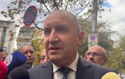 бесен екшън насред центъра софия радев мърмори показните акции кметове опозицията колтуклиева избърса тротоара видео снимки