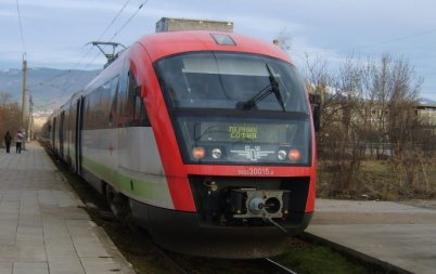 смърт релсите влак прегази млад мъж лом