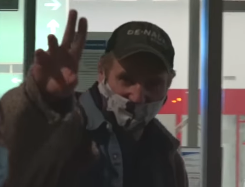 Лиъм Нийсън на разходка в Бургас, преди да стане наемен убиец ...