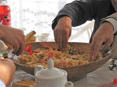 Учен от Оксфорд съветва: Яжте с пръсти и с отворена уста ...
